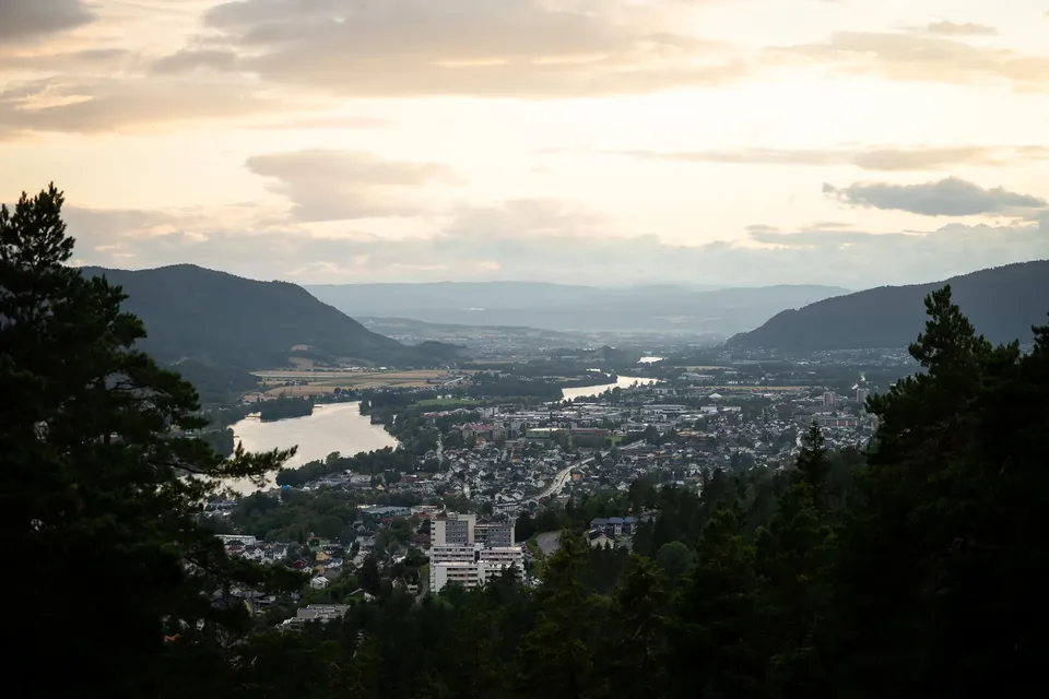 Drammen kirke og Spiralen i regn – foto 9