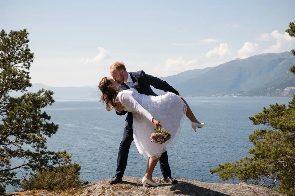 Utne kyrkje på en sommerdag i Hardanger – foto 21
