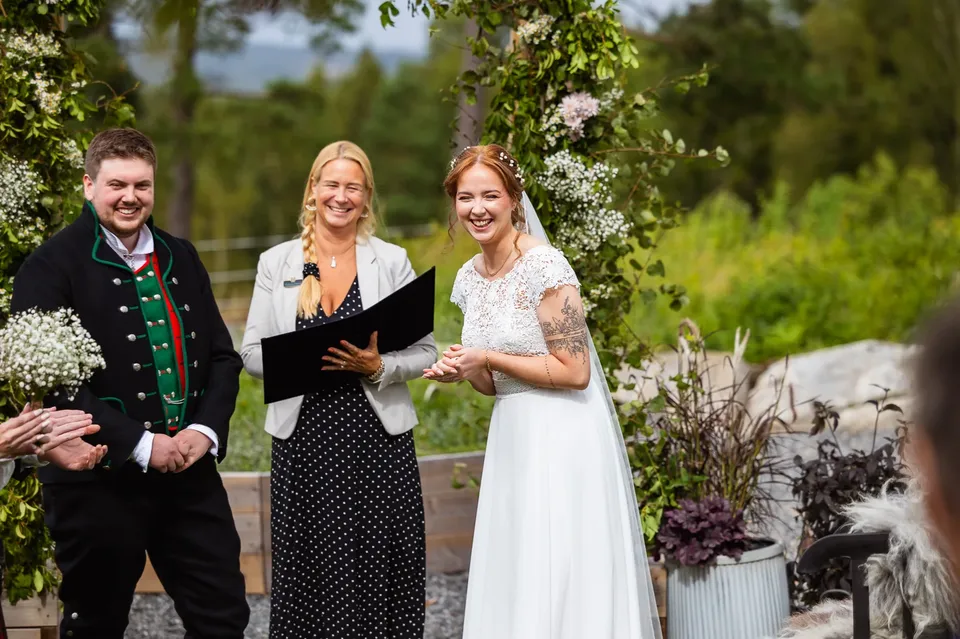 Bunad, gris og låvefest på Lillerud gård – foto 24