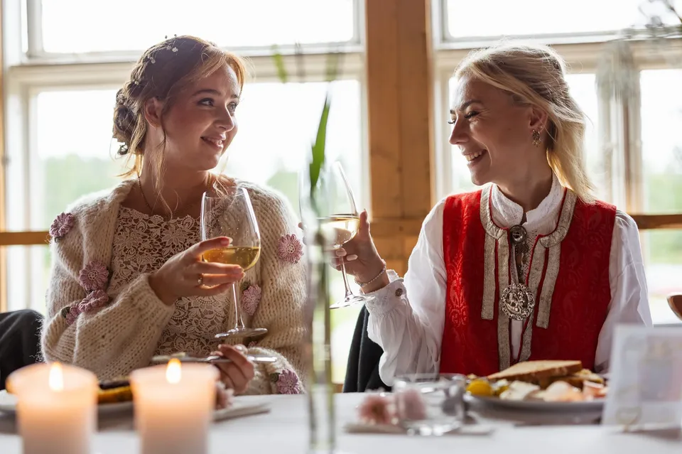 Bunad, gris og låvefest på Lillerud gård – foto 30