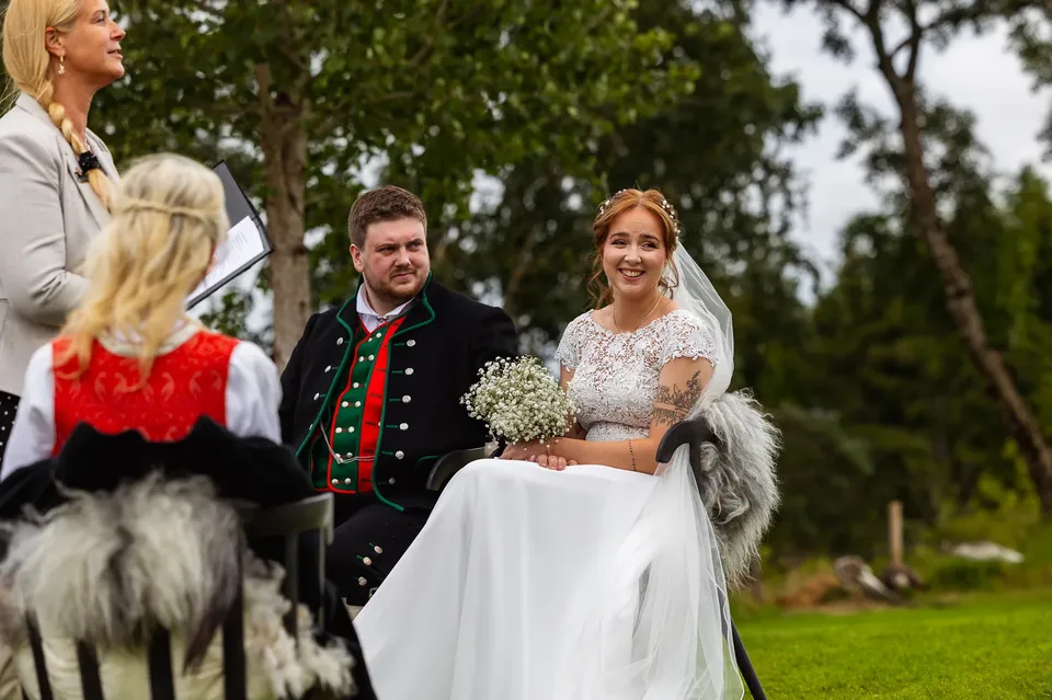 Bunad, gris og låvefest på Lillerud gård – foto 17