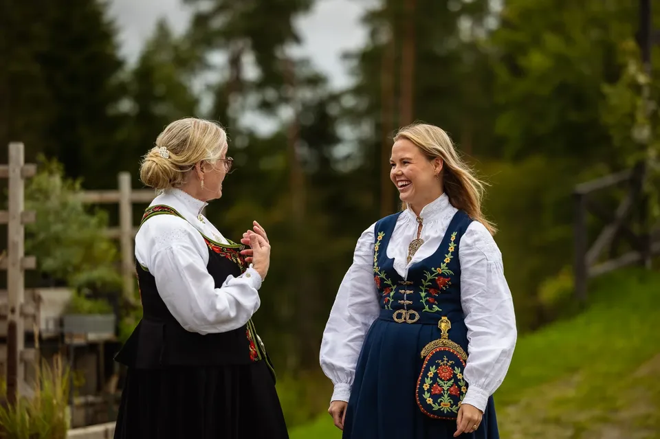 Bunad, gris og låvefest på Lillerud gård – foto 11