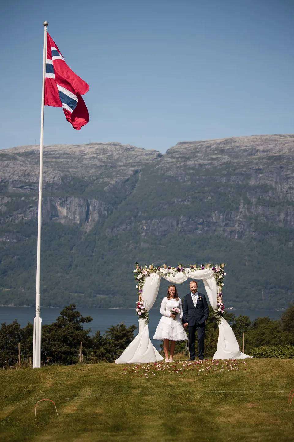 Utne kyrkje på en sommerdag i Hardanger – foto 11