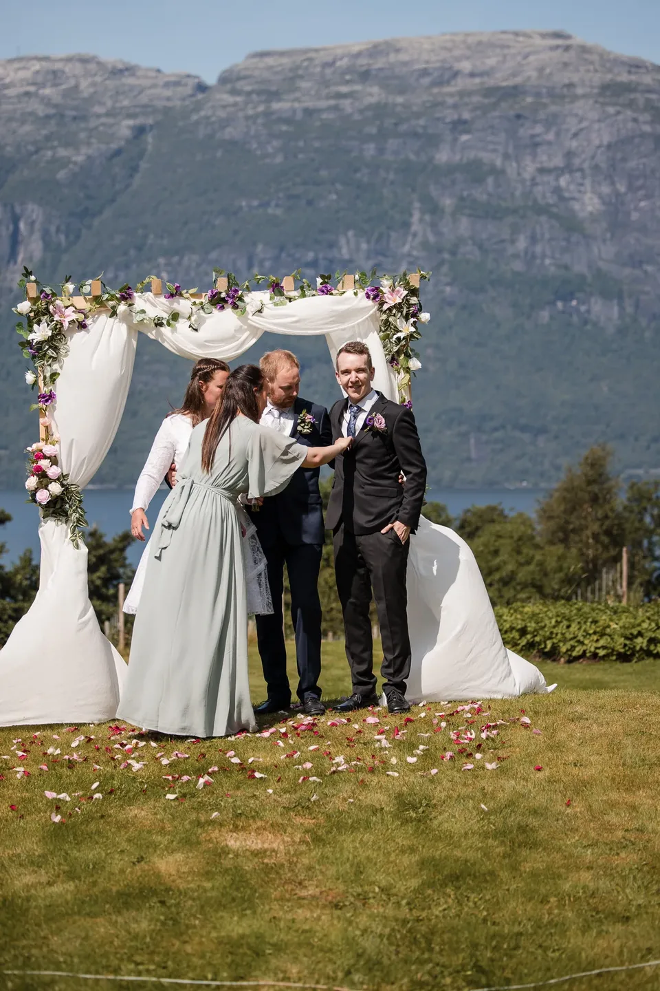 Utne kyrkje på en sommerdag i Hardanger – foto 15