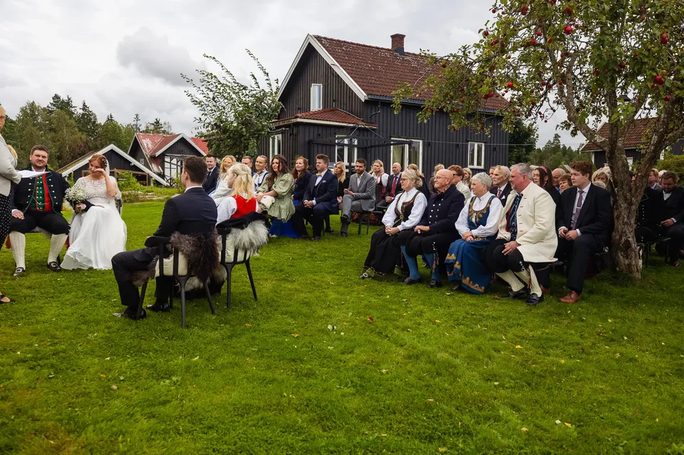 Bunad, gris og låvefest på Lillerud gård – foto 28