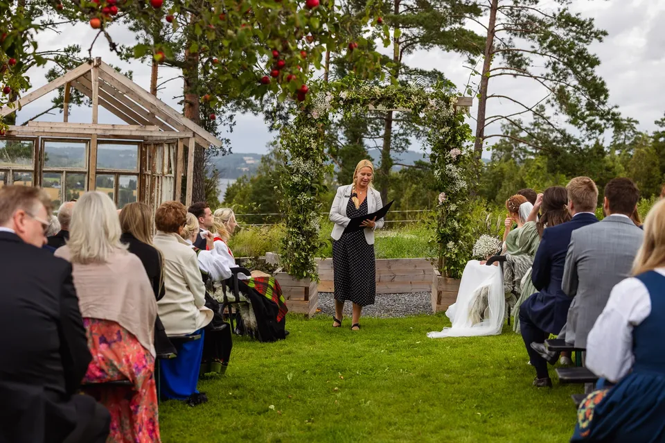 Bunad, gris og låvefest på Lillerud gård – foto 18