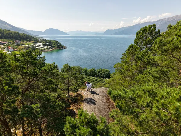 Utne kyrkje på en sommerdag i Hardanger