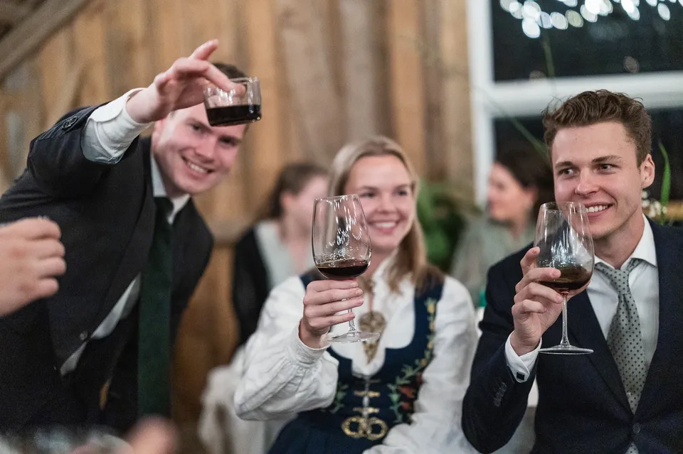 Bunad, gris og låvefest på Lillerud gård – foto 2